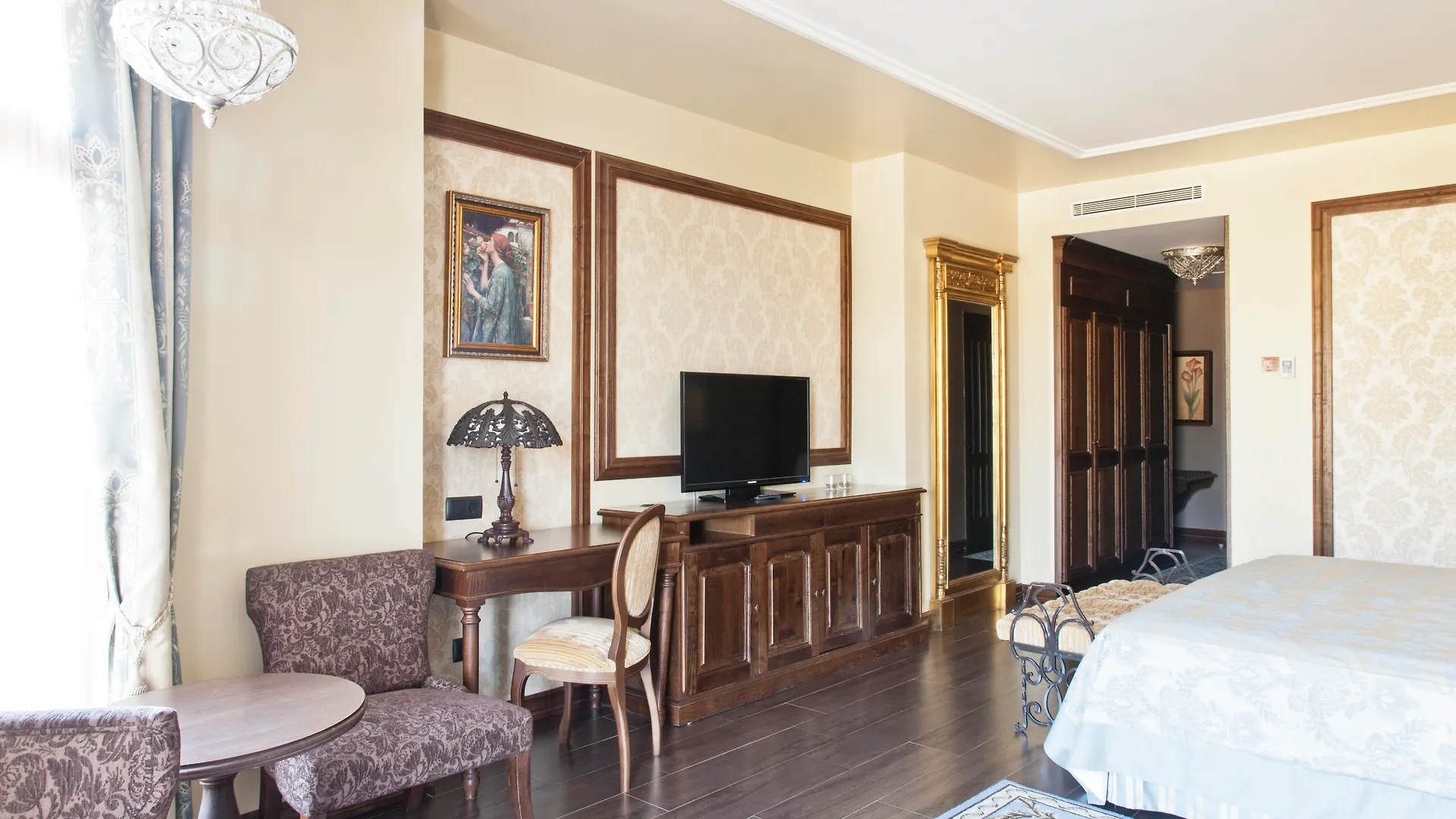 *****  PortAventura Hotel Lucy's Mansion: Unlimited Park Access & Express Passes Salou Spain
