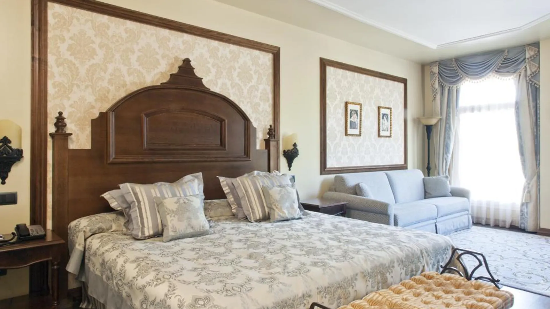 PortAventura Hotel Lucy's Mansion: Unlimited Park Access & Express Passes Salou