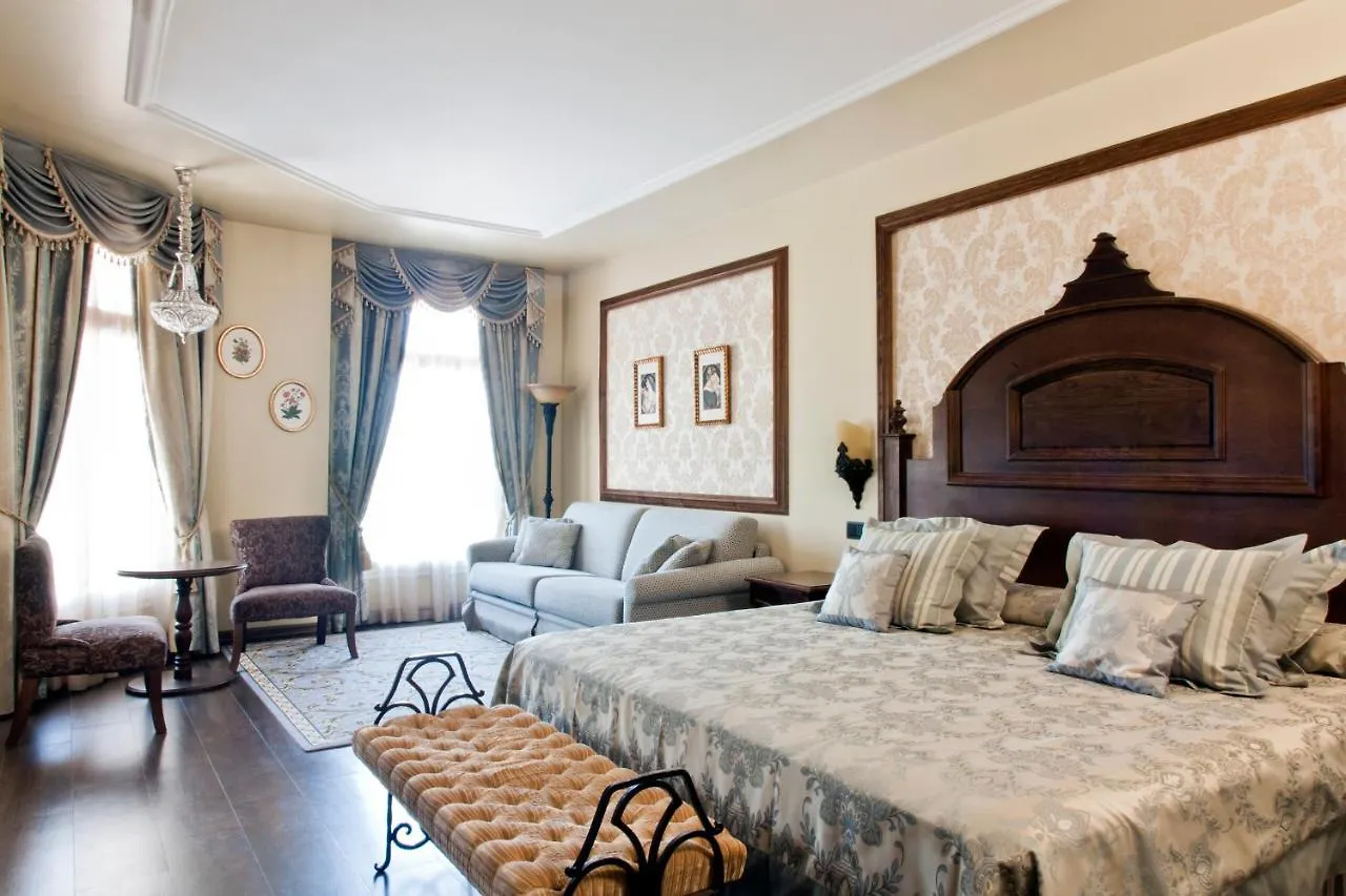 PortAventura Hotel Lucy's Mansion: Unlimited Park Access & Express Passes Salou